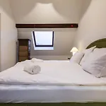 Apartment Nest 1 King Bed Near Hb