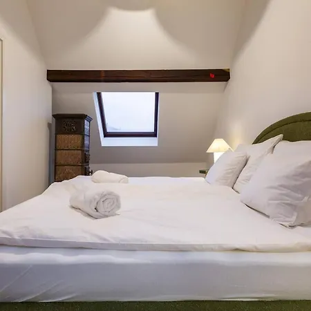 Апартаменти Nest 1 King Bed Near Hb